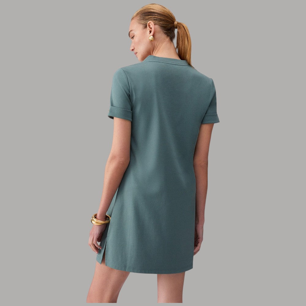 Abito corto in jersey verde militare con scollo a V e occhielli decorativi