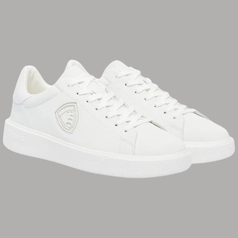Sneakers basse in pelle bianca vista laterale, lacci e logo a scudo