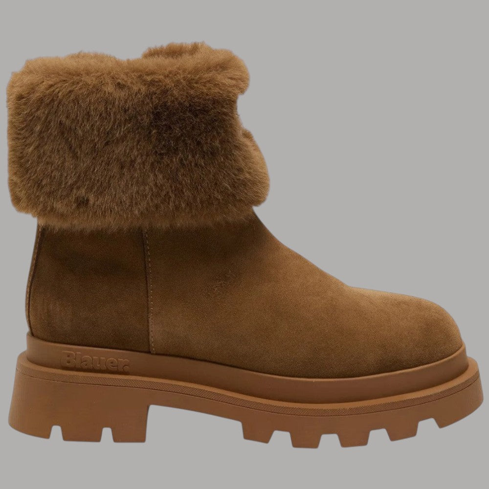 Stivaletto basso in suede cognac con bordo in pelliccia e suola scanalata