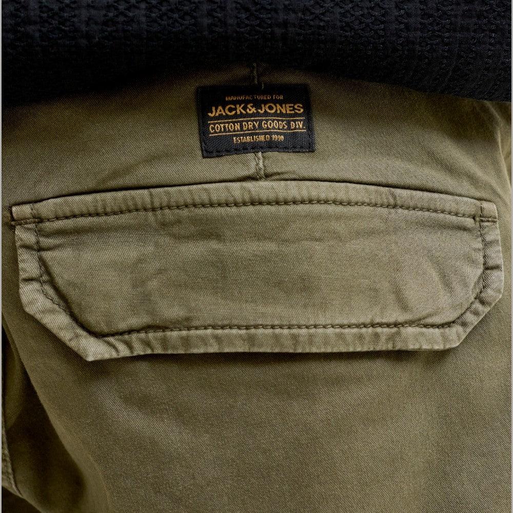 Pantaloncini cargo in cotone verde oliva con tasca applicata e cuciture in rilievo