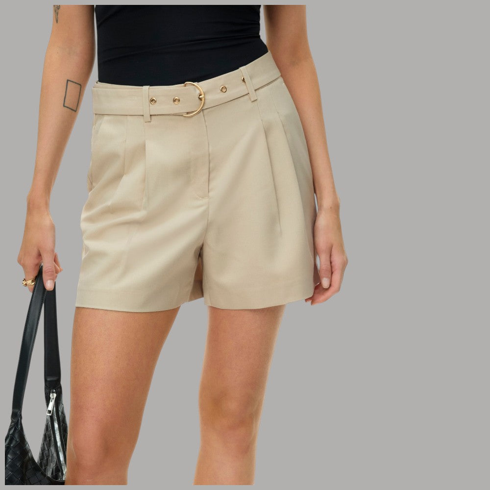 Pantaloncini bermuda beige a vita alta con fibbia ad anello frontale e tasche