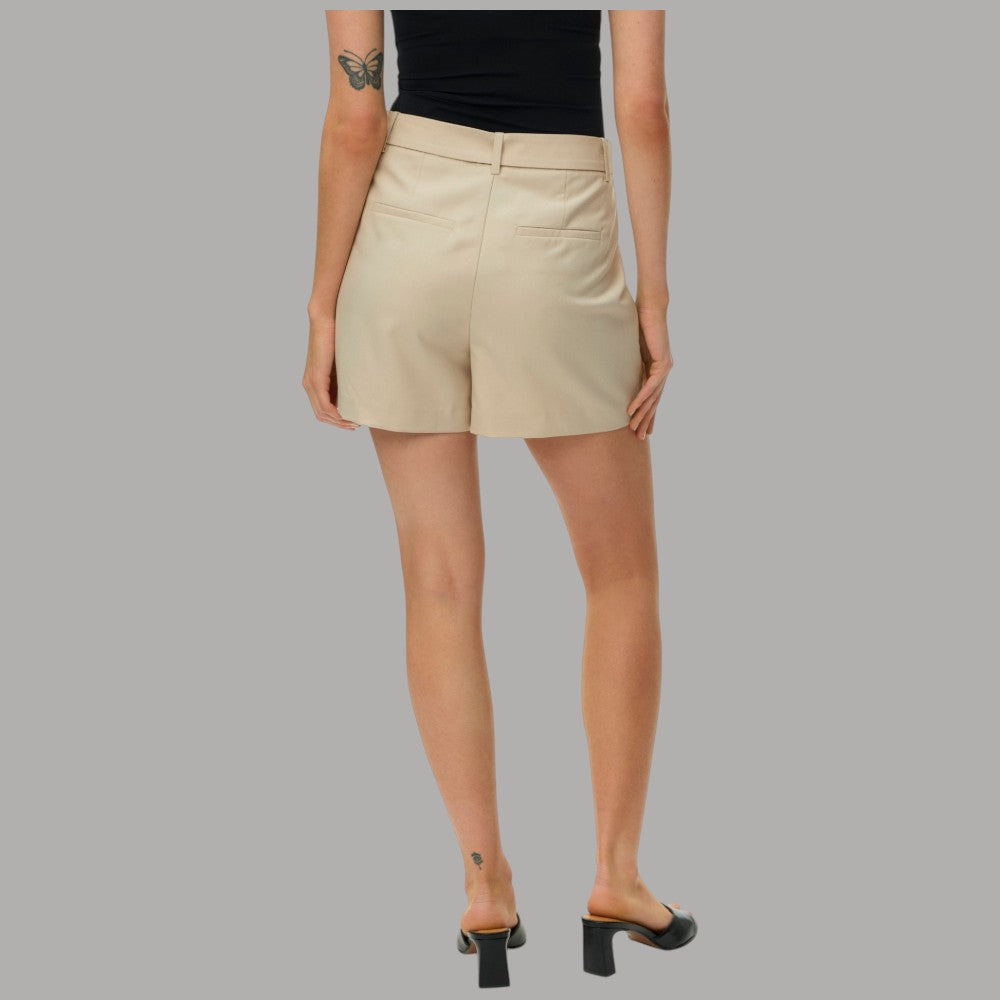 Pantaloncini bermuda beige a vita alta con pinces e tasche anteriori