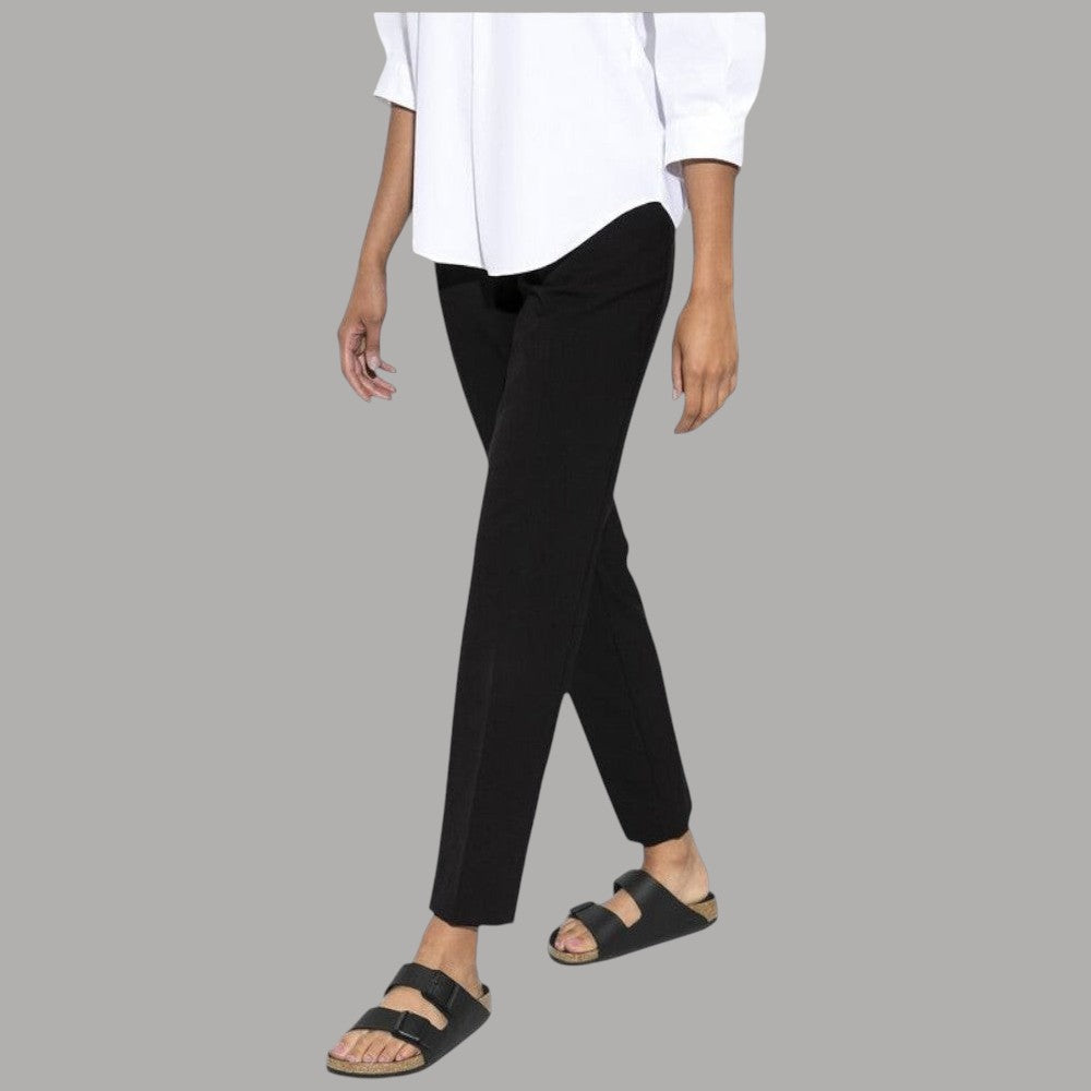 Ciabatte Birkenstock Arizona nere indossate, suola sagomata in sughero e due fibbie