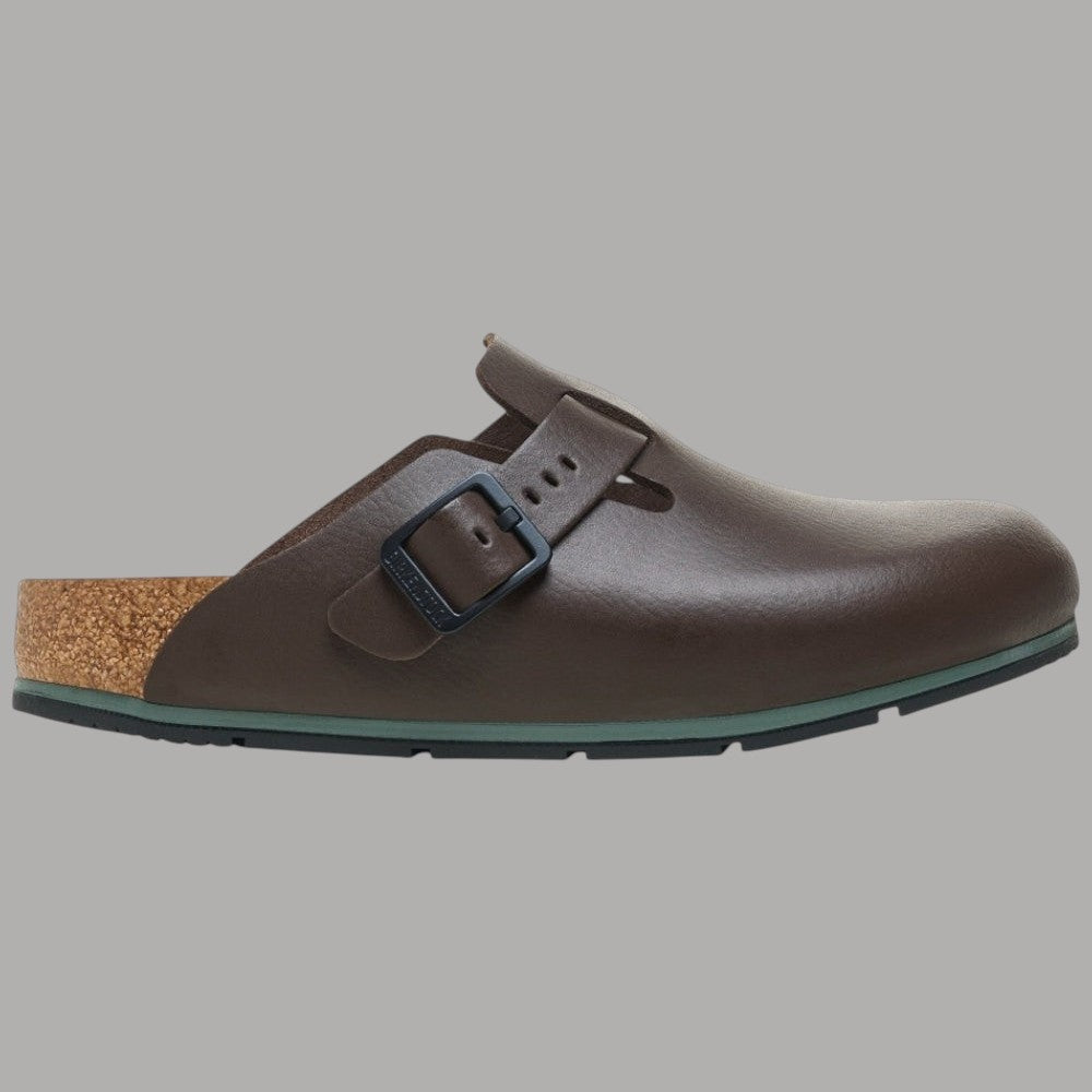 Ciabatte chiuse in pelle marrone Boston Pro con fibbia e suola verde.