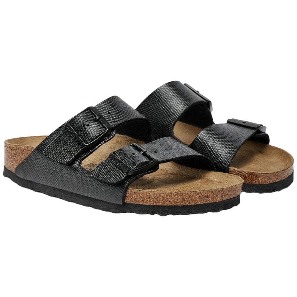 Ciabatte Birkenstock Arizona nere in Birko Flor embossato con due cinturini regolabili.