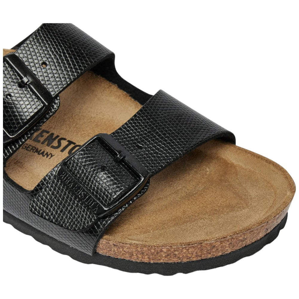 Ciabatta Birkenstock Arizona nera con fibbia e plantare in sughero visibile.