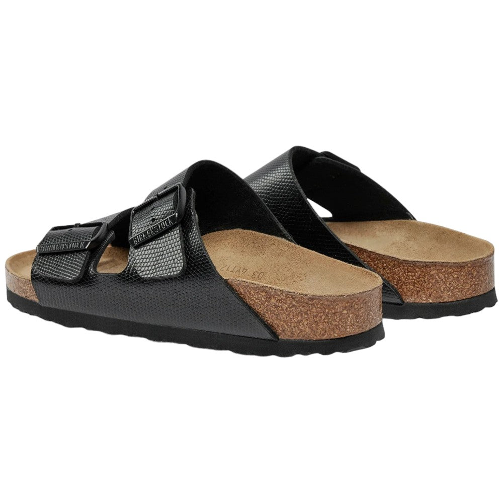 Ciabatte Birkenstock Arizona nere con cinturini e suola nera a righe.