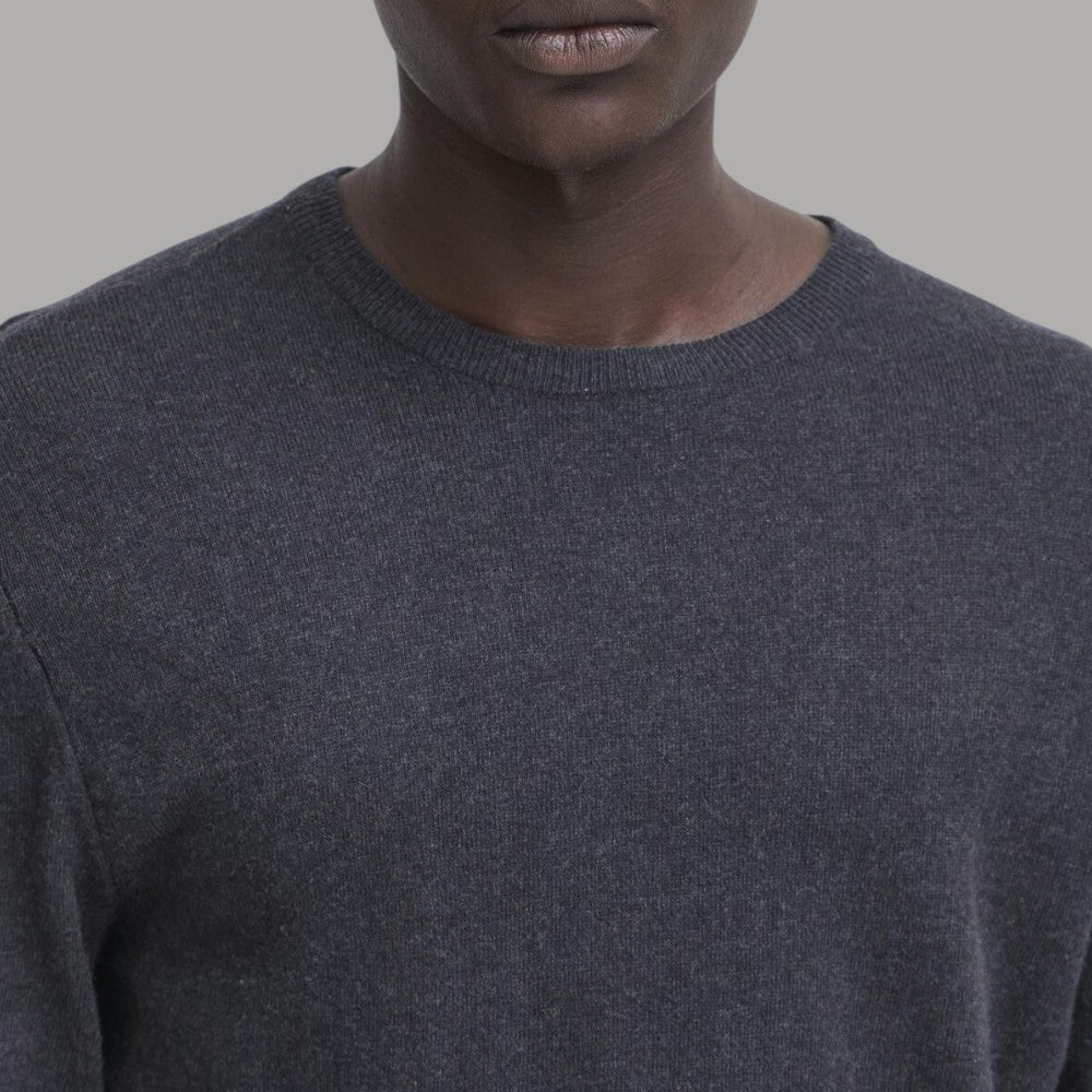 Maglione scuro BAGGE: scollo girocollo a costine e maglia fine