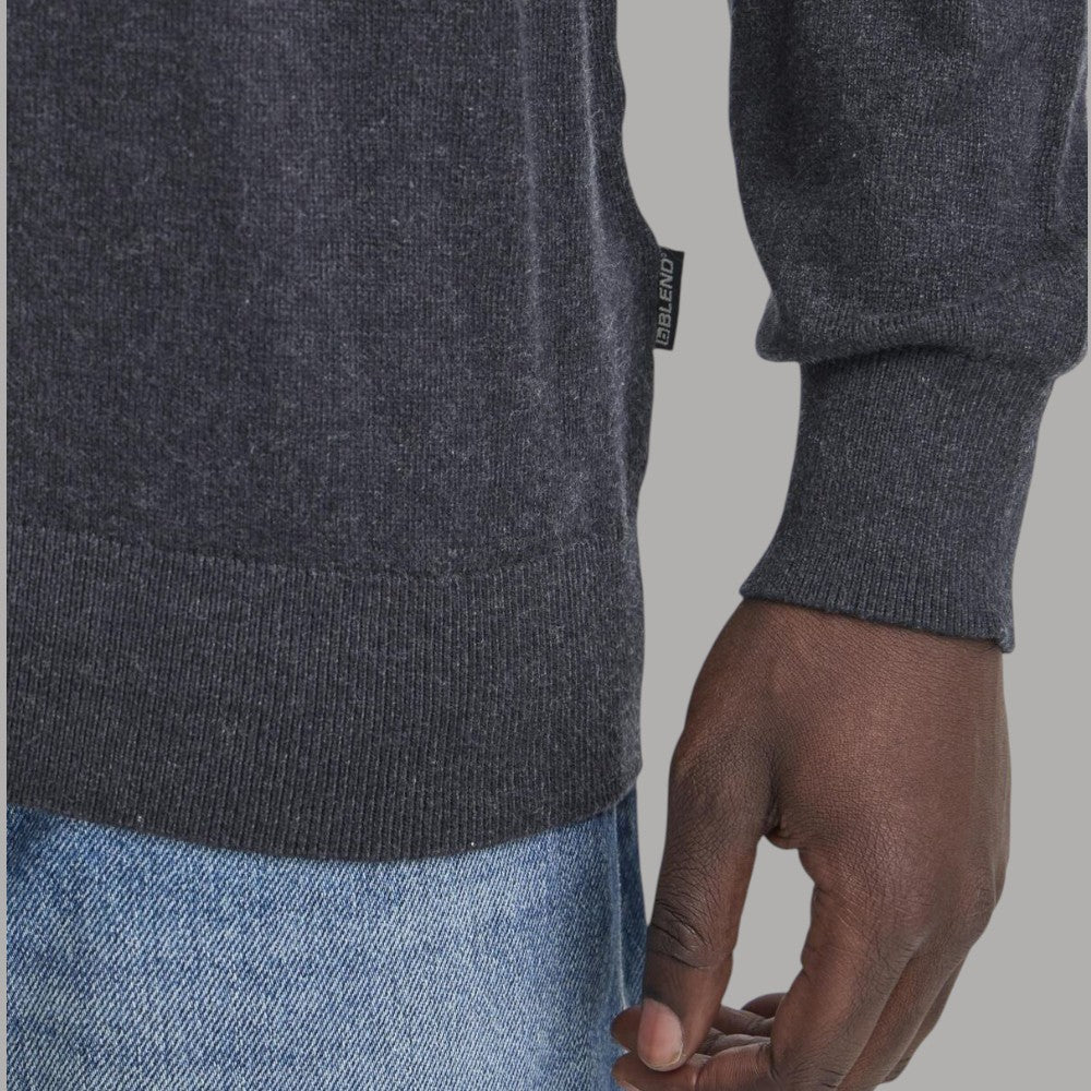 Maglione scuro con polsini e fondo a costine, maglia fine