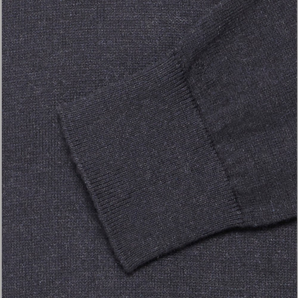 Maglione scuro in maglia: dettaglio cucitura e bordo a costine