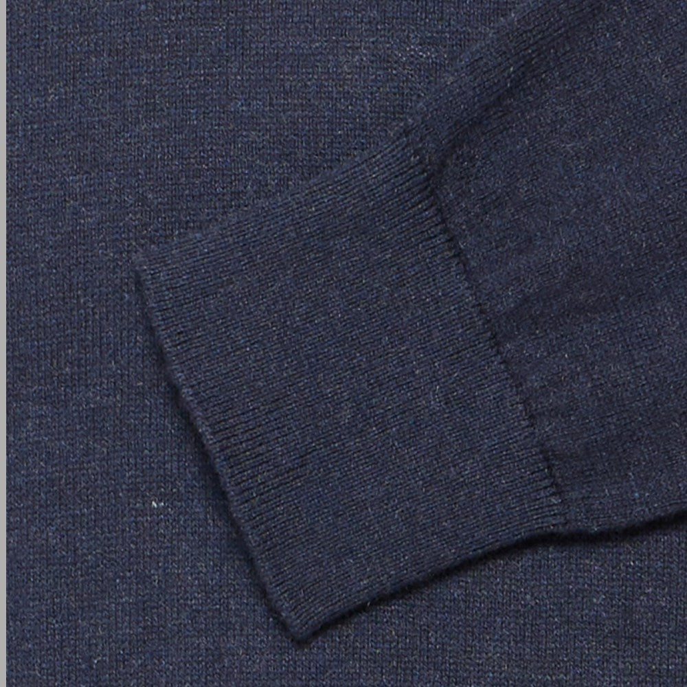 Dettaglio tessuto del pullover blu in maglia fine, texture a grana