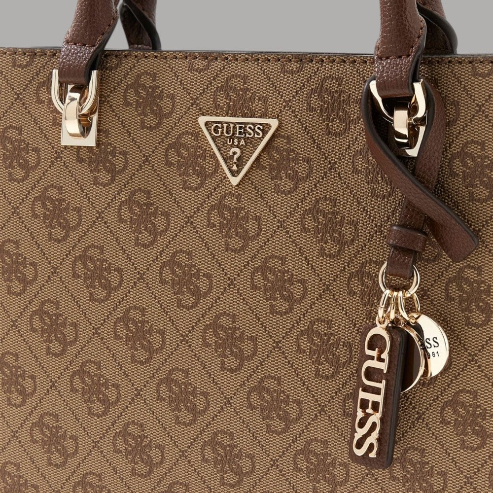 Borsa Guess similpelle marrone, logo triangolare e portachiavi Guess in metallo