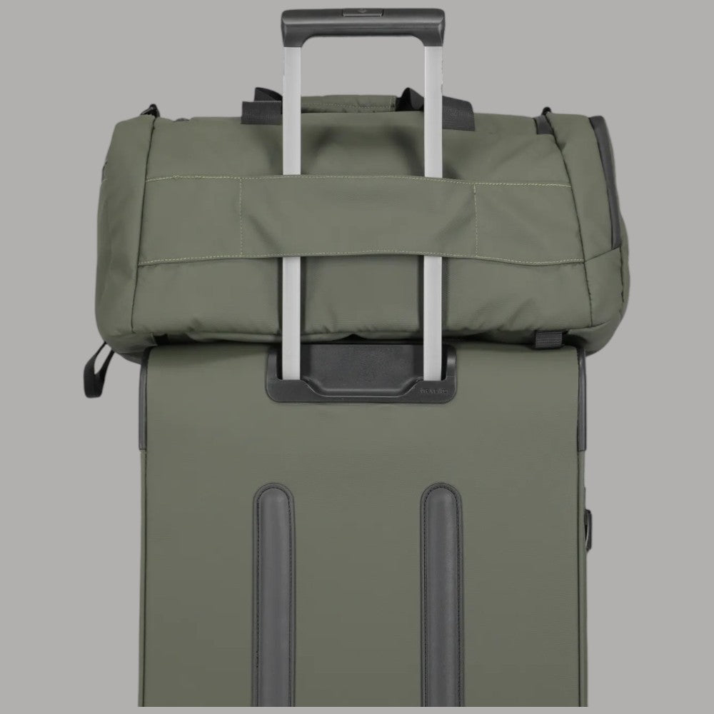 Zaino Travelite BRIIZE idrorepellente verde oliva con manico estendibile superiore.