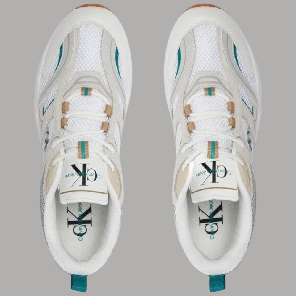 Sneaker bianche con interno grigio, lacci avorio e logo CK sulla linguetta.