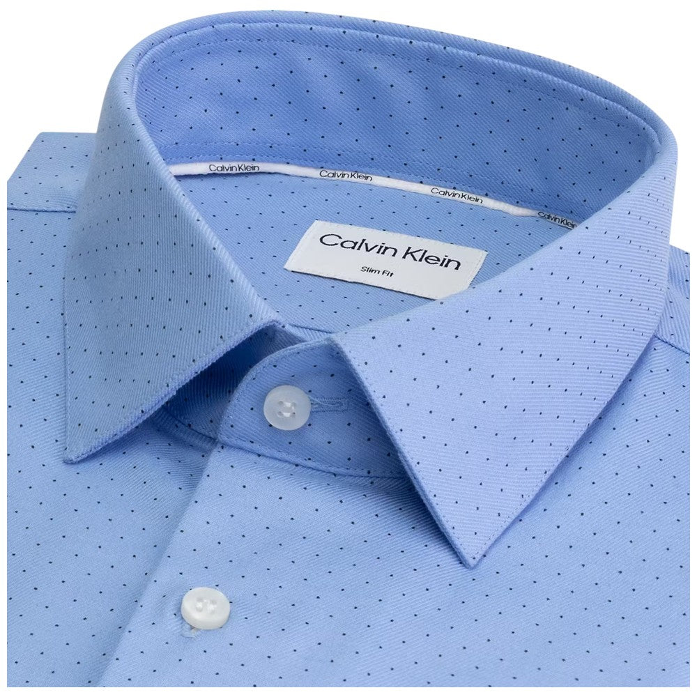 Camicia celeste in twill con colletto a punta, bottoni e tessuto micro pois