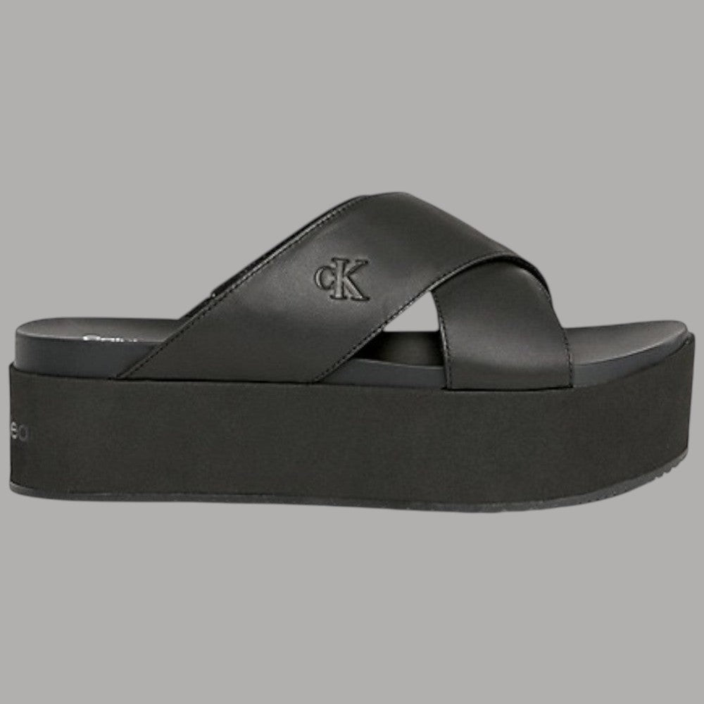 Sandalo Calvin Klein flatform nero con fascia incrociata e logo CK