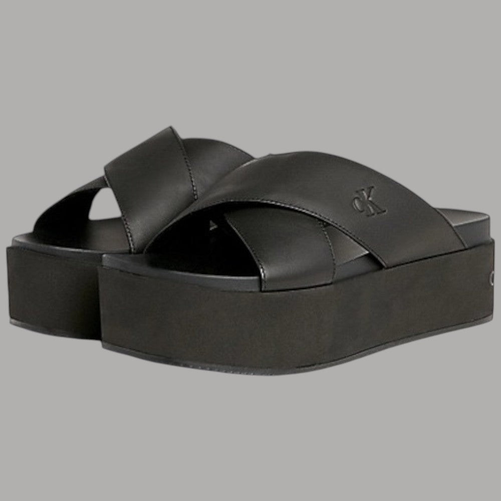 Sandalo flatform nero in pelle con doppia fascia incrociata e logo CK