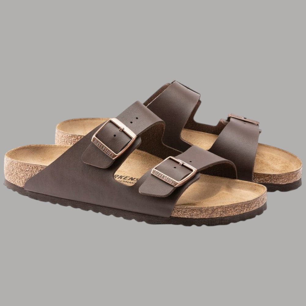 Ciabatte Birkenstock Arizona marrone: vista laterale della coppia con doppio cinturino