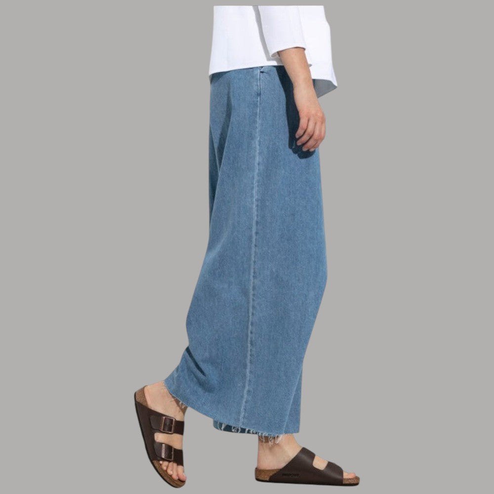 Ciabatte Birkenstock Arizona marrone indossate con pantaloni jeans