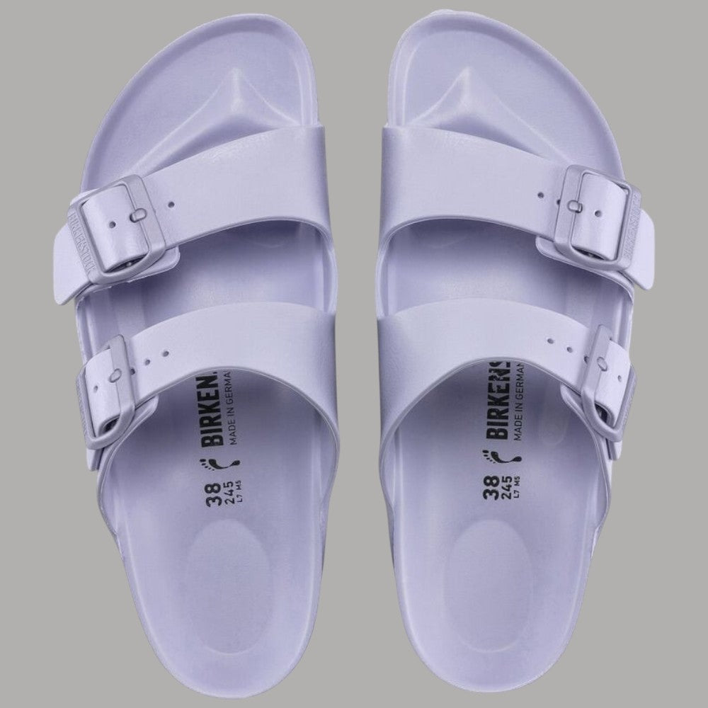 Ciabatte Birkenstock Arizona Eva viola chiaro, vista dall’alto con logo insole e fibbie.
