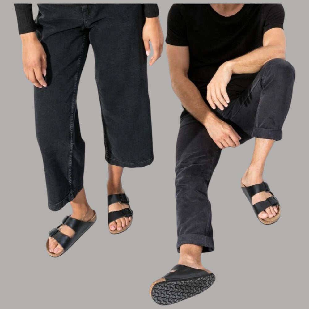 Ciabatte Birkenstock Arizona nere con fibbie regolabili, indossate