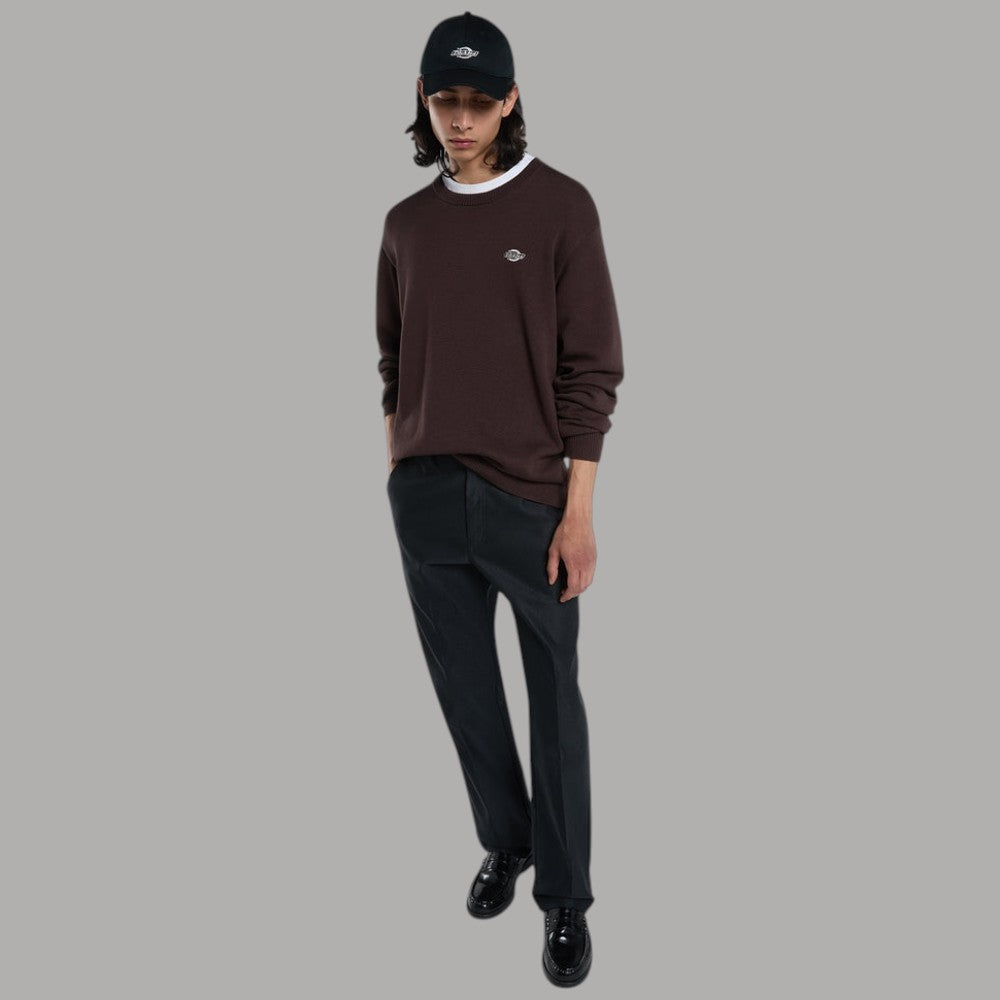 Maglione in cotone cioccolato con girocollo a coste e logo ricamato sul petto