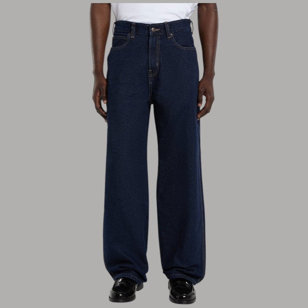 Jeans in denim blu scuro di cotone con tasche anteriori e vita con passanti
