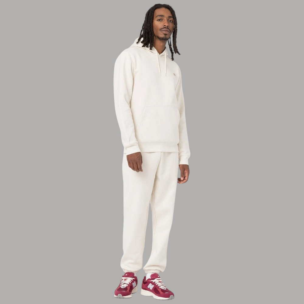 Felpa con cappuccio Dickies crema indossata, maniche lunghe e tasca frontale.