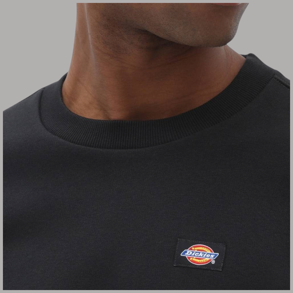 Felpa girocollo nera con logo ricamato su patch al petto e scollo a costine