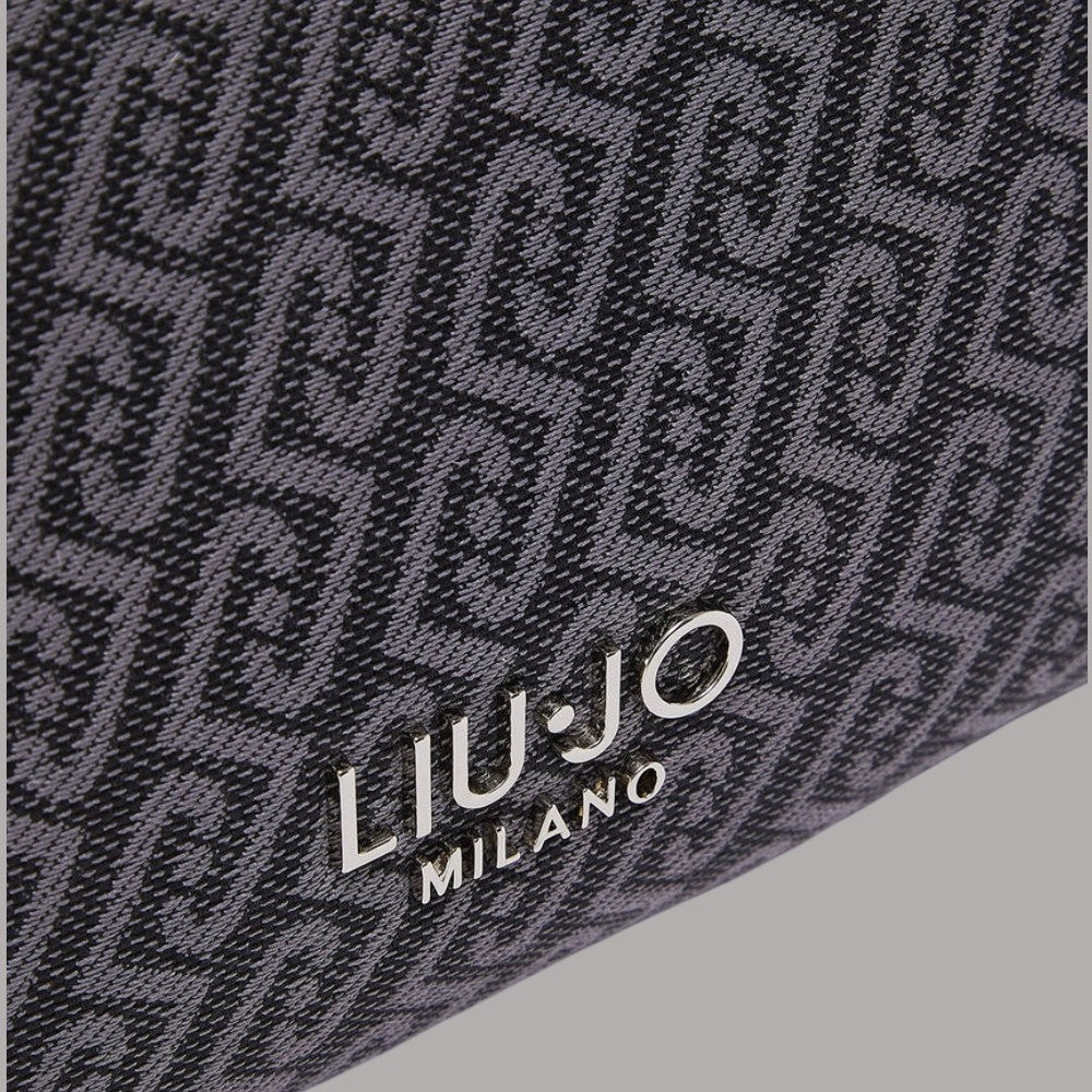 Dettaglio logo Liu Jo Milano su borsa bauletto piccola con motivo monogramma