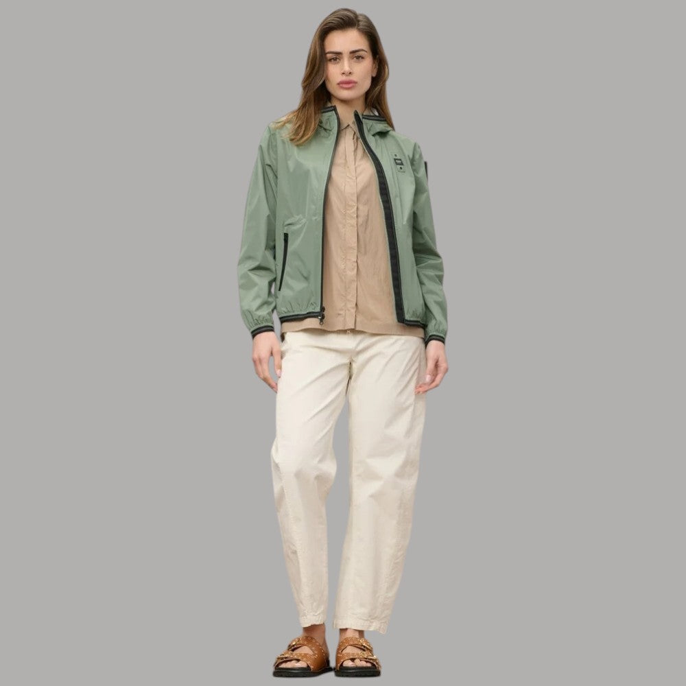 Giacca estiva verde da donna con cappuccio fisso e zip, visione frontale.
