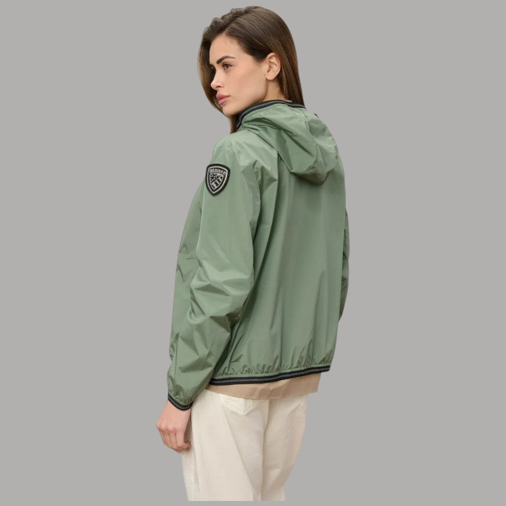 Giacca verde da donna con cappuccio fisso, vista posteriore.
