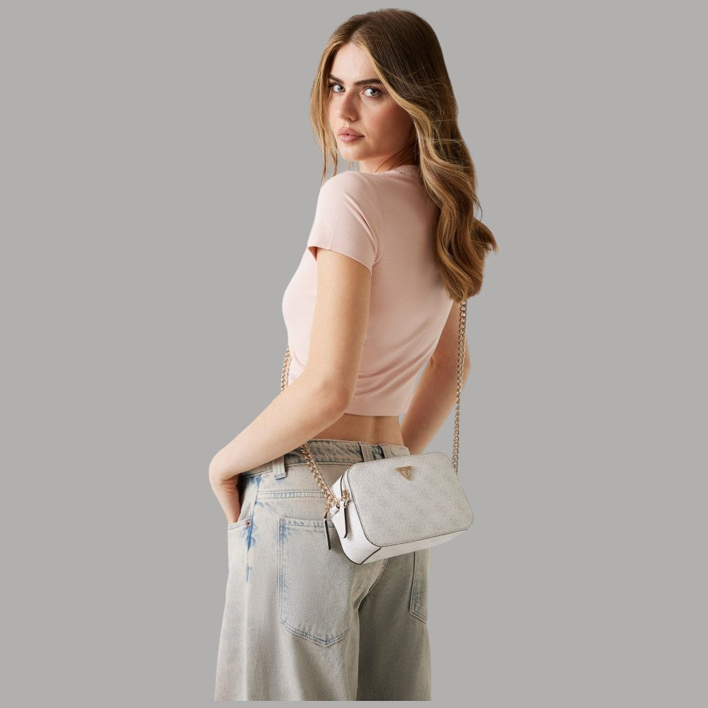 Borsa mini tracolla Guess Noelle crema con tracolla a catena dorata e zip