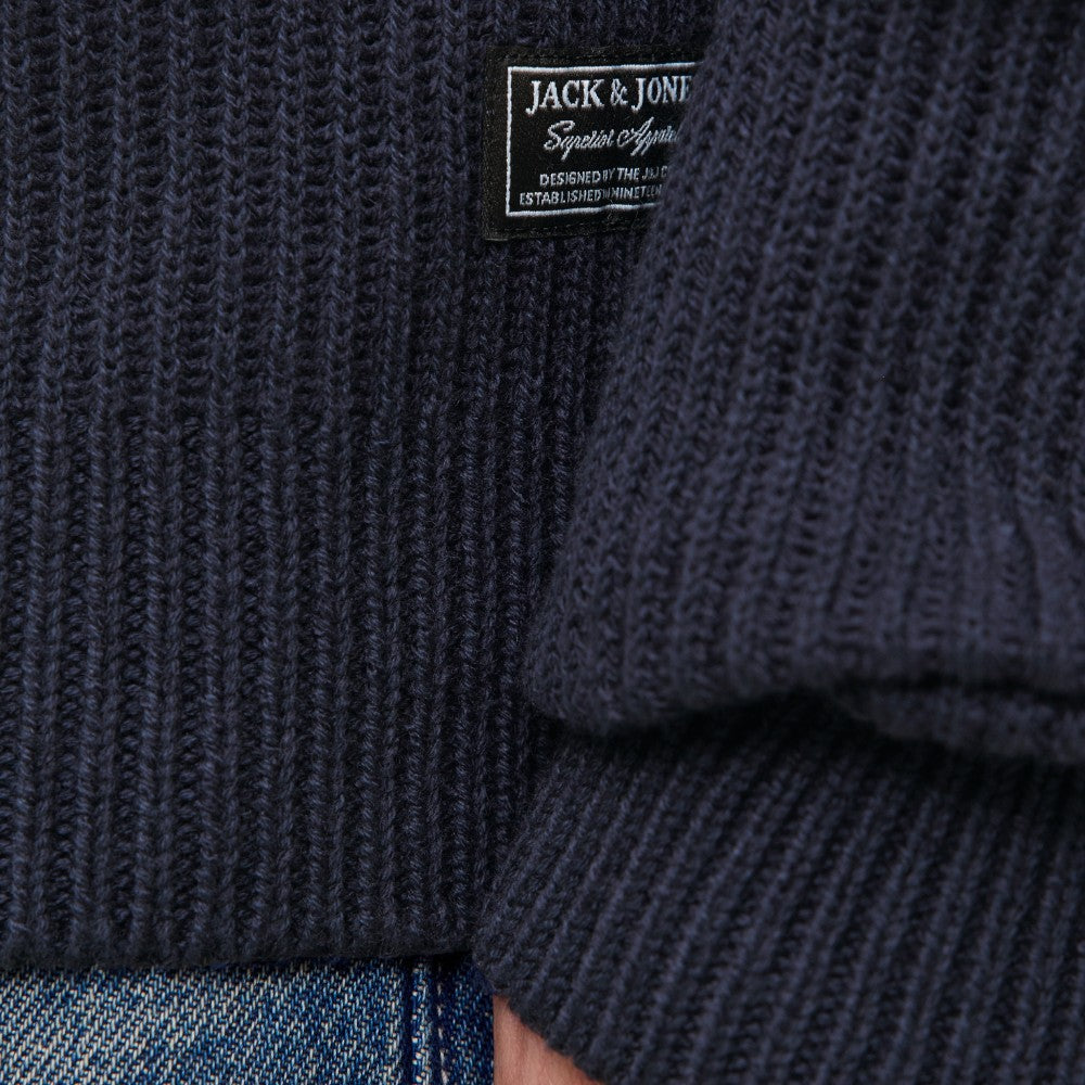 Maglione a coste blu scuro, etichetta JACK & JONES sulla parte alta.