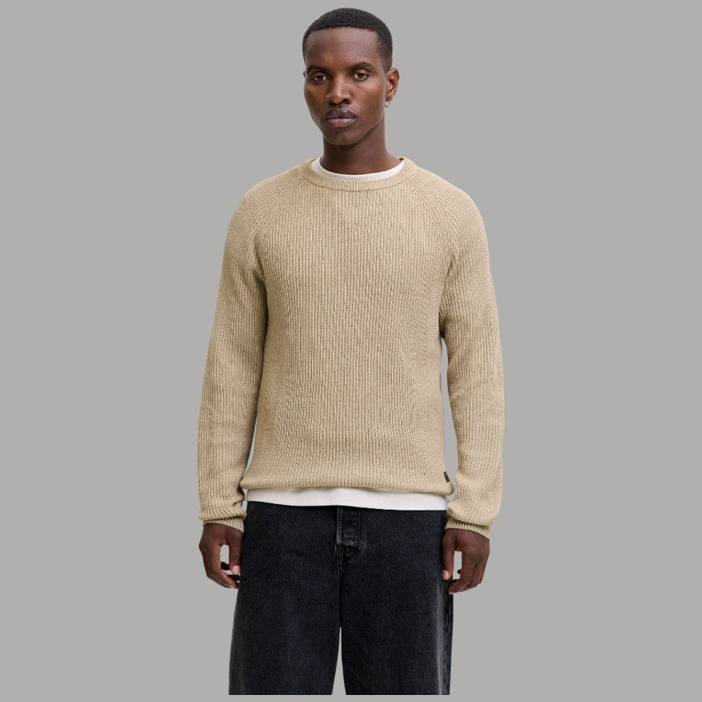 Maglione a coste beige chiaro con girocollo a costine e maniche lunghe.