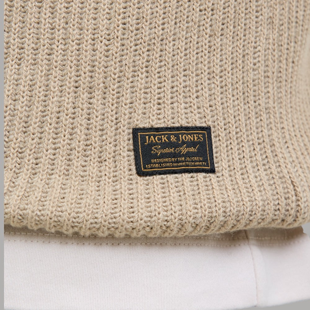 Maglione a coste beige chiaro con etichetta JACK & JONES sul busto.