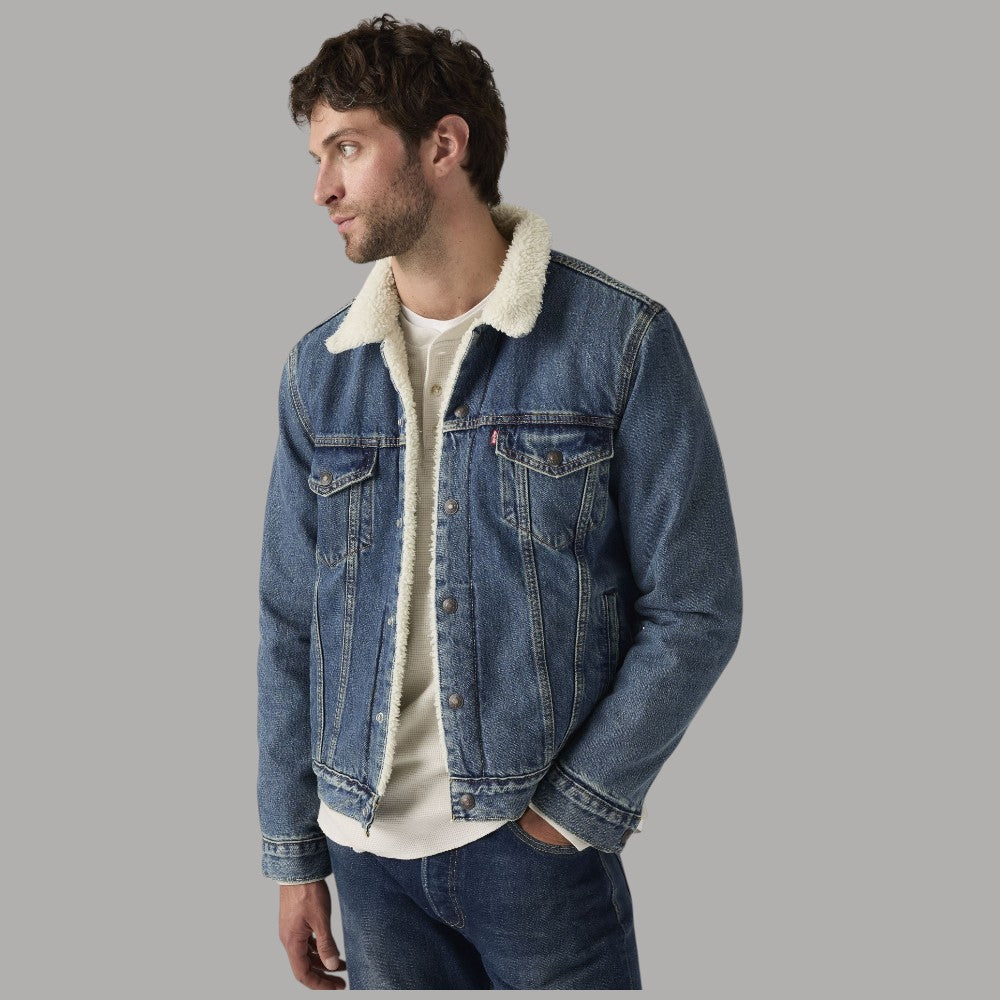 Giacca Levi's Trucker denim blu con bordo sherpa crema e chiusura a bottoni frontale.