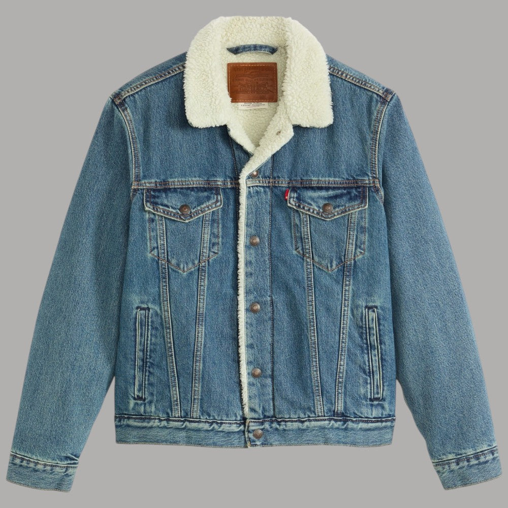 Giacca Levi's Trucker in denim blu con colletto sherpa crema e patta con bottoni.