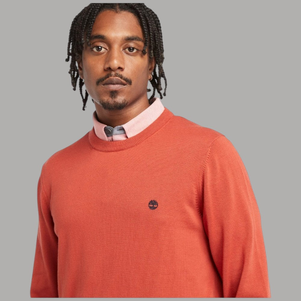 Maglia girocollo in cotone corallo con piccolo logo sul petto