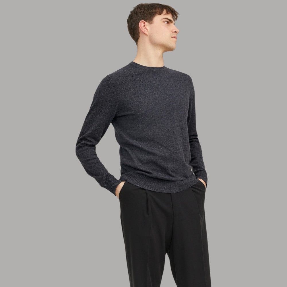 Maglione pullover uomo grigio melange girocollo maniche lunghe, indossato di lato
