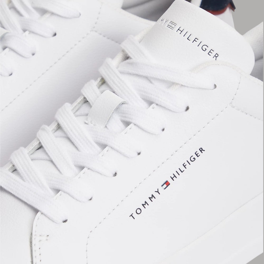 Sneakers Tommy Hilfiger bianche: lacci e cuciture con logo sul pannello