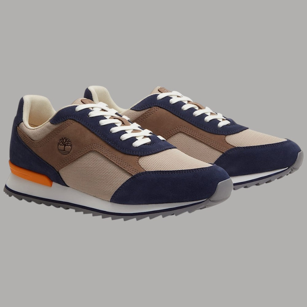 Sneaker Timberland con tomaia beige e navy, lacci bianchi e suola arancione