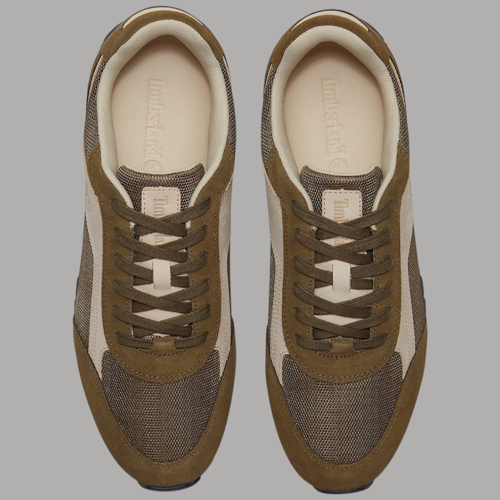 Interno delle sneakers beige con lacci marrone, vista dall’alto