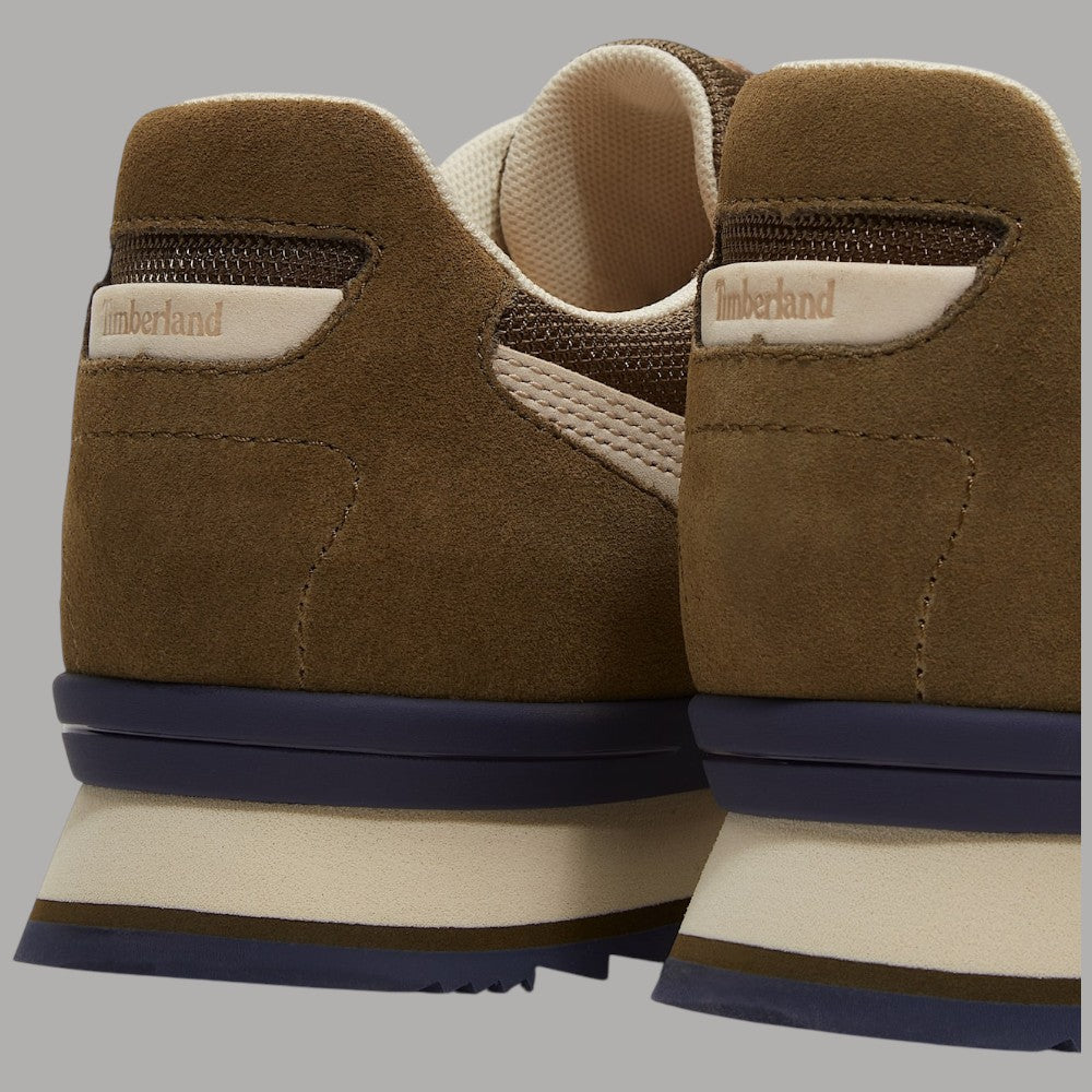 Sneaker Timberland con due tomaie in camoscio marrone e beige, suola blu e bianca
