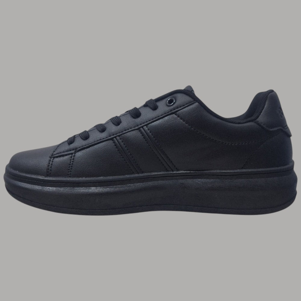 Sneakers uomo nere Refrigue in similpelle e gomma, vista laterale con lacci