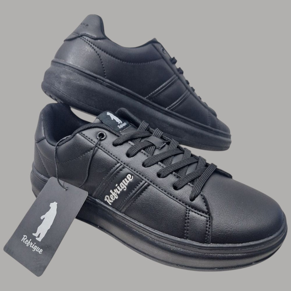 Sneakers uomo nere Refrigue in similpelle e gomma, vista frontale con linguetta