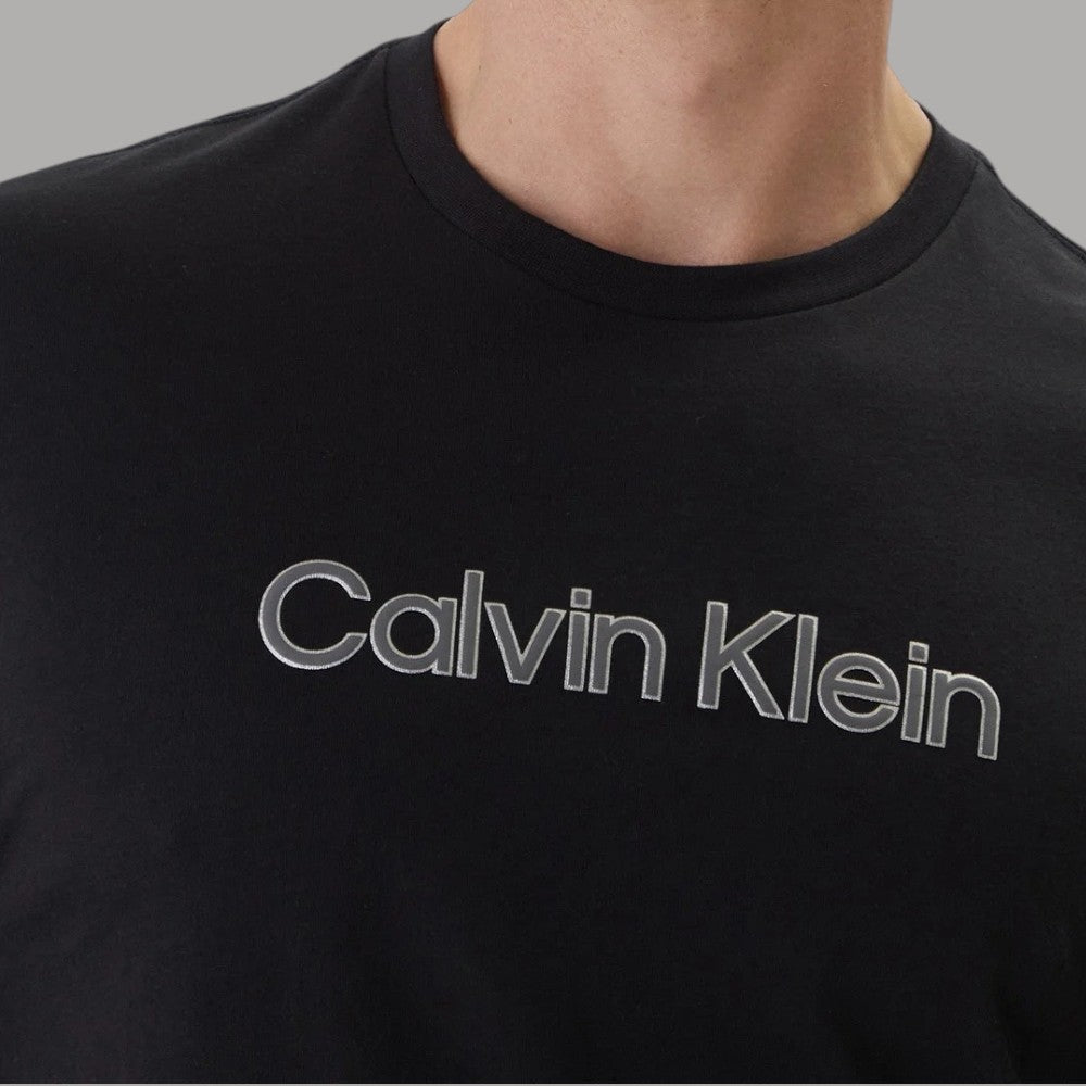 T-shirt Calvin Klein nera con logo “Calvin Klein” grande sul petto