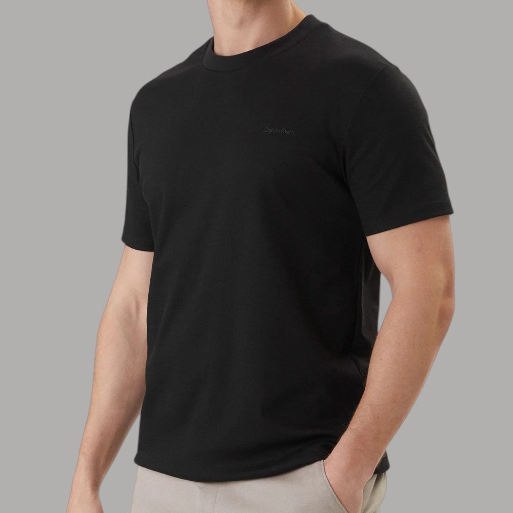 T-shirt nera con girocollo e maniche corte, vestibilità regolare, logo piccolo