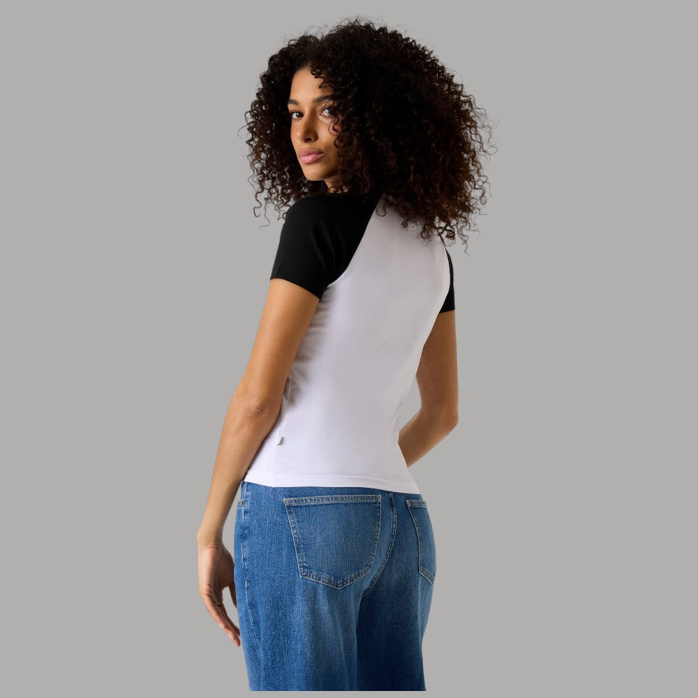 Elegante T-shirt Guess GJ Donna Slim con Logo Stampato in Cotone - Prodotti di Classe