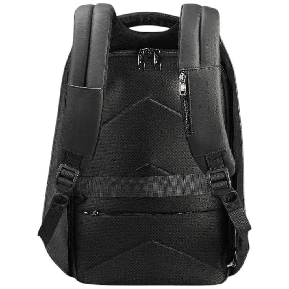 Zaino nero da viaggio con interno a scomparti e chiusura con zip frontale.